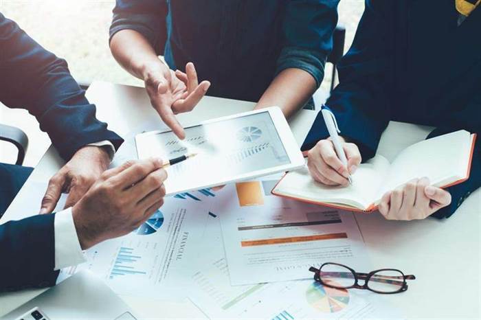 explain the role of each members involved in software development